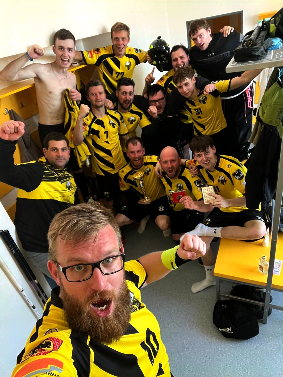 B tým slaví celkové vítězství! 💛🖤 V rozhodujícím dvojzápase nejprve doslova rozdrtil Playmakers Prostějov B 13:3 a v následném dramatickém utkání potvrdil triumf výhrou 7:6 nad SK K2 Prostějov C. FBC Uničov B tak může slavit celkové prvenství. 🏆🥅 
